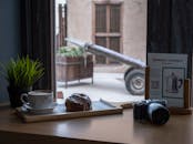 这家咖啡店环境温馨，提供糕点、咖啡，还备有相机，窗边也装饰得很漂亮