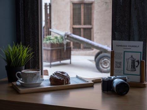 这家咖啡店环境温馨，提供糕点、咖啡，还备有相机，窗边也装饰得很漂亮