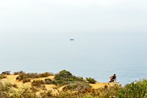 男子坐在懸崖上