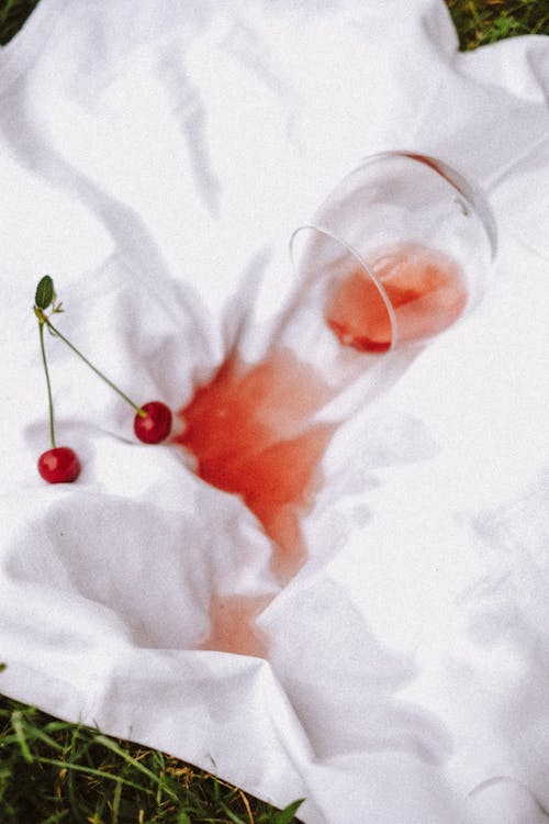 ガラス, こぼれたジュース, さくらんぼの無料の写真素材