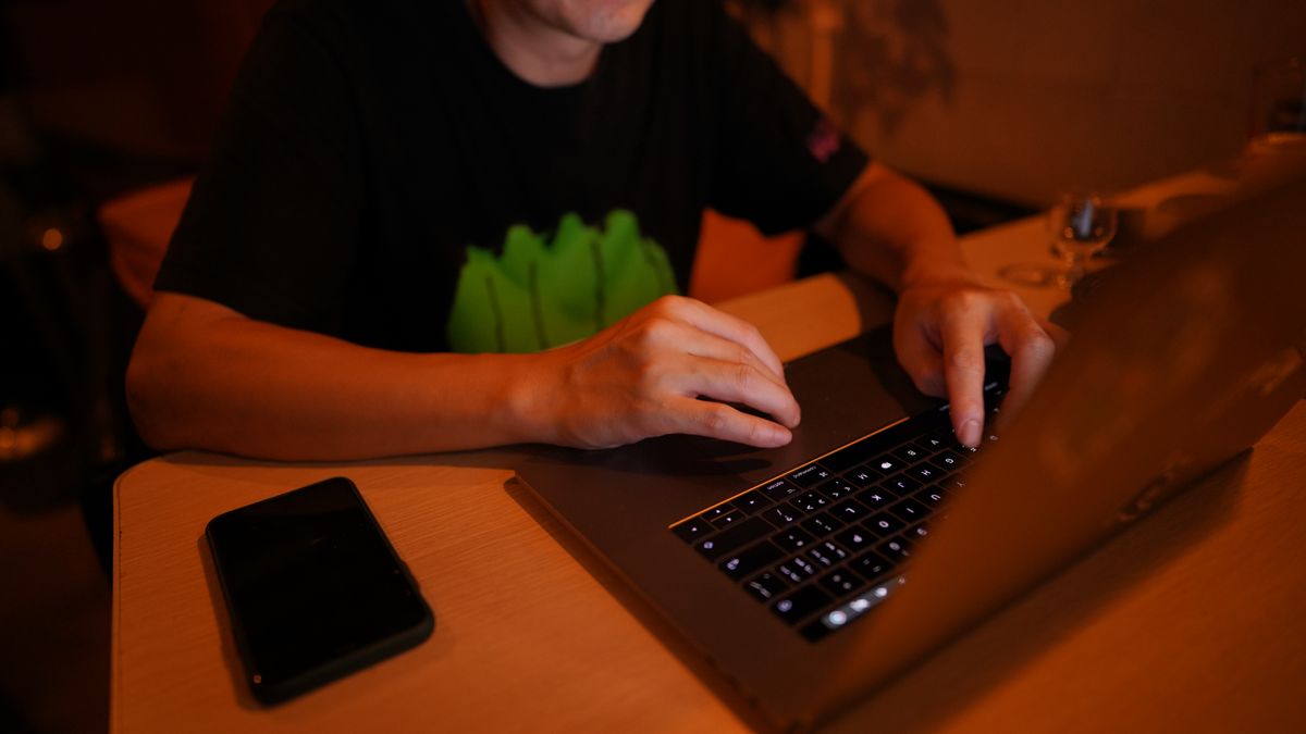 Profissional CLT trabalhando no próprio negócio depois do expediente