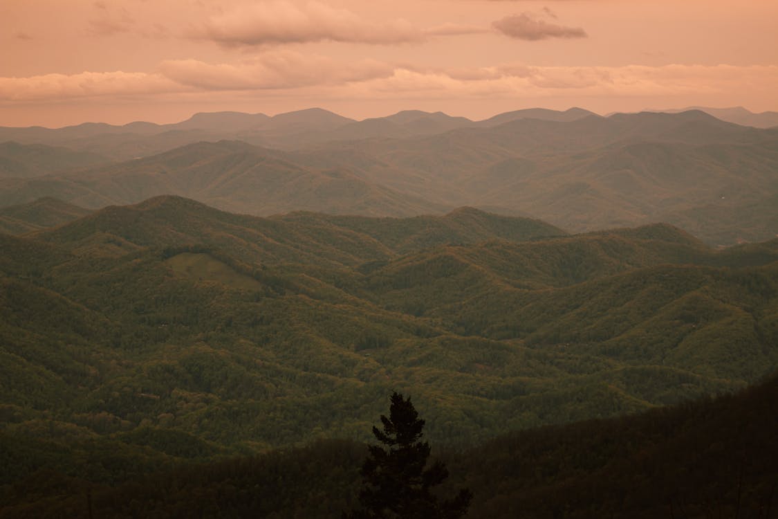açık hava, akşam karanlığı, dağ silsilesi içeren Ücretsiz stok fotoğraf