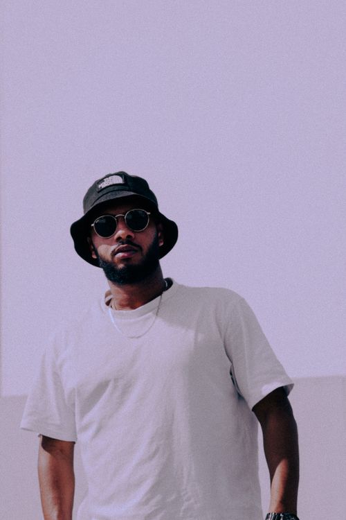 Free Portrait of a man in sunglasses and a hat, showcasing urban fashion style. Stock Photo