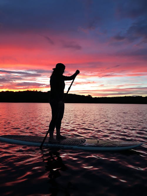 Silhouette Einer Person, Die Auf Surfbrett Steht