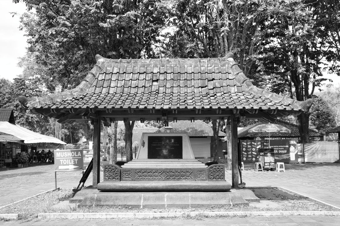 Musalla in Black and White · Free Stock Photo