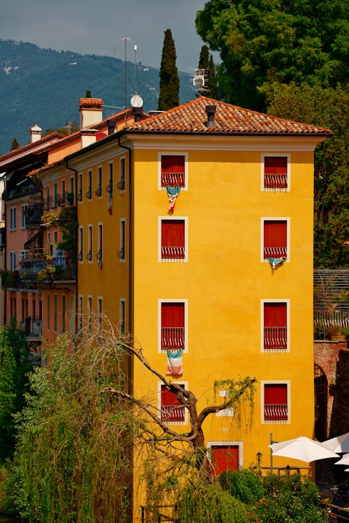 Kostnadsfri bild av byggnad, gul, solbelyst