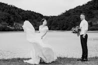 湖边，一张浪漫的黑白婚纱照展示了一对幸福的情侣