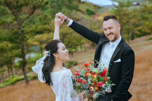 Fotografia Com Foco Seletivo De Casal Em Campo De Grama Marrom