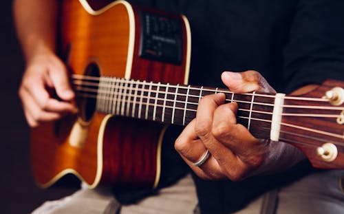 Zdjęcie Osoby Grającej Na Gitarze Akustycznej
