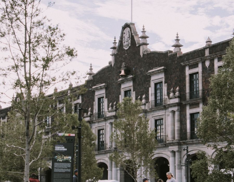 Palacio de Gobierno de Nuevo León con bandera de México en Monterrey