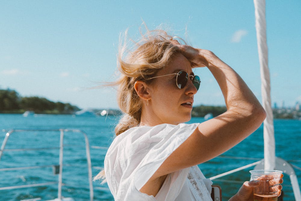Blonde frau am meer