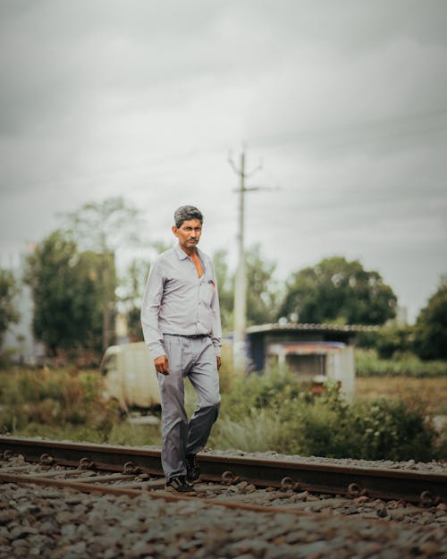Ilmainen kuvapankkikuva tunnisteilla intialainen mies, kävely, maaseudun
