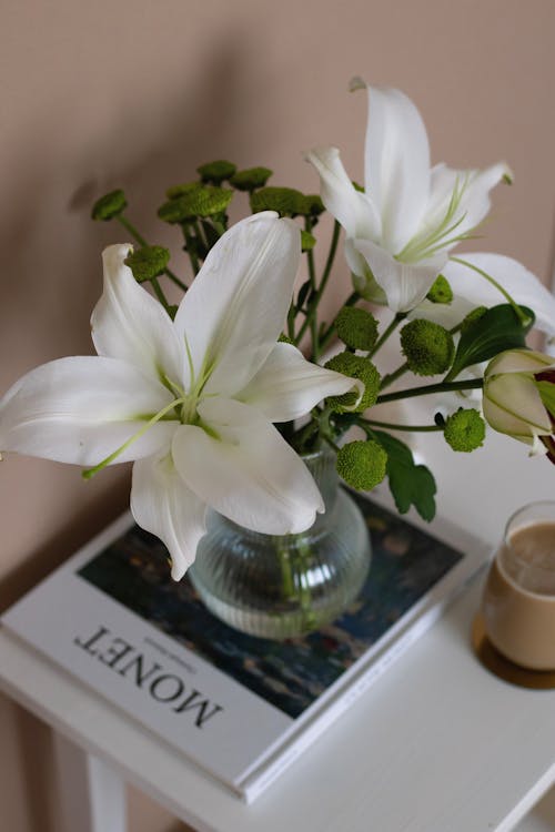 Darmowe zdjęcie z galerii z biała lilia, książka, kwiaty