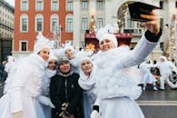 一群快乐的人们穿着冬装，在节日的户外庆祝活动中自拍