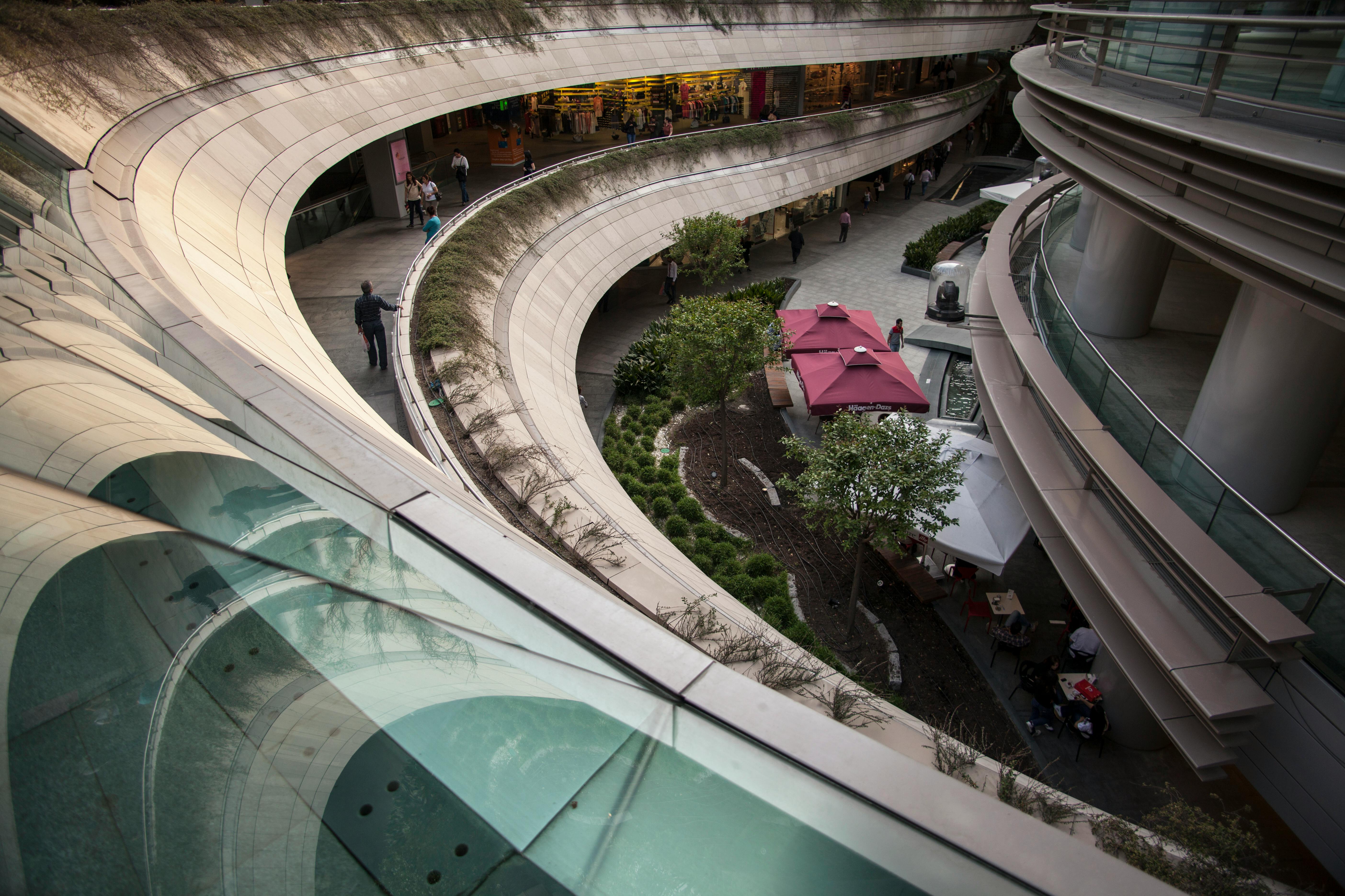 现代建筑设计在露天环境中集成了绿色植物，营造出令人惊叹的景观