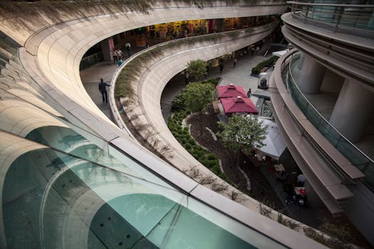 现代建筑设计在露天环境中集成了绿色植物，营造出令人惊叹的景观