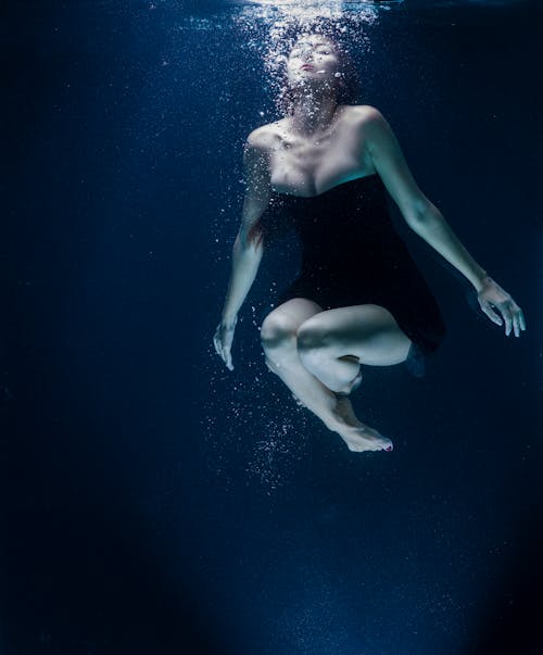 Frau Im Schwarzen Kleid Unterwasser