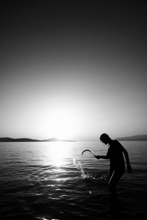 Силуэт человека на водоеме