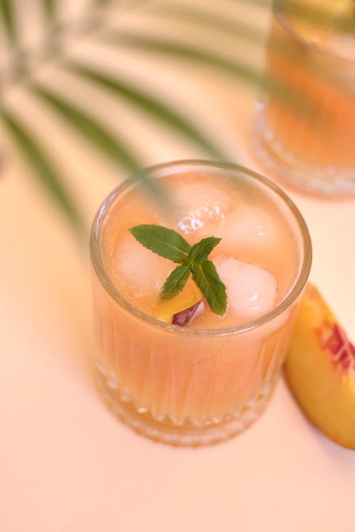 Darmowe zdjęcie z galerii z brzoskwinia, drink, liść