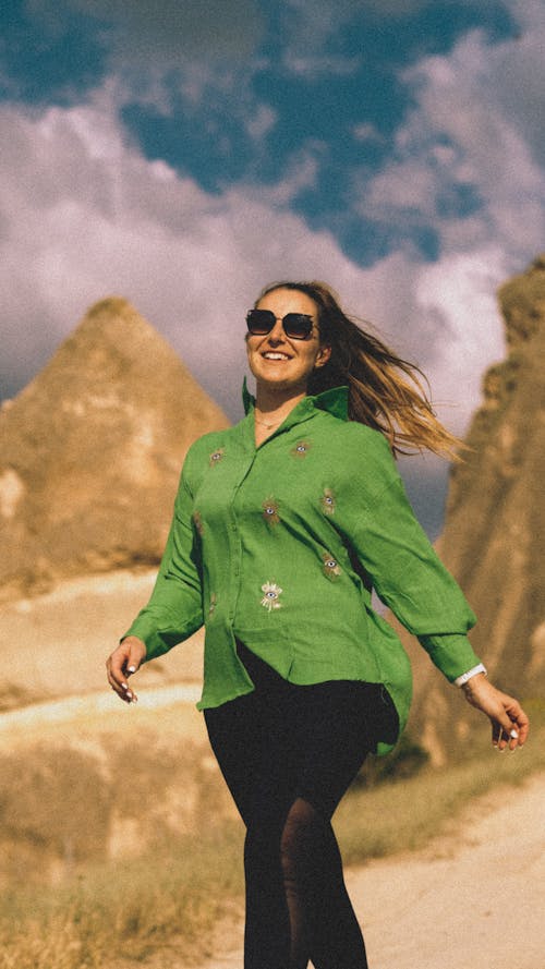 Fotos de stock gratuitas de camisa verde, fotografía de moda, Gafas de sol