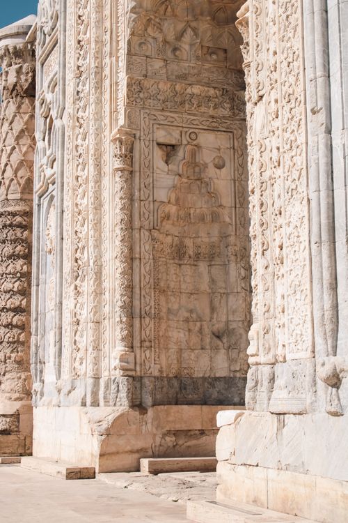 Free Intricately carved stone wall showcasing historic and artistic architectural details. Stock Photo