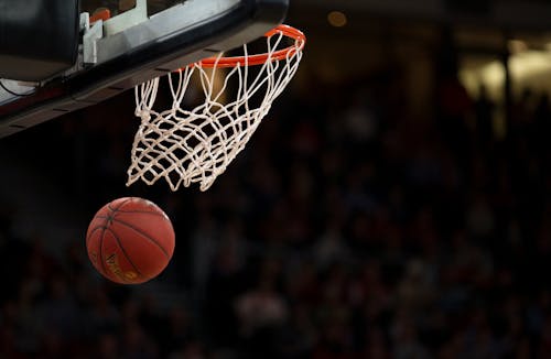 Foto de stock de canasta de baloncesto gratis en cancha de baloncesto