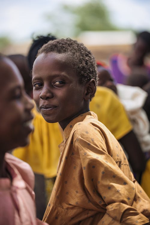 Kostenloses Stock Foto zu afrikanischer junge, braunes hemd, getupft