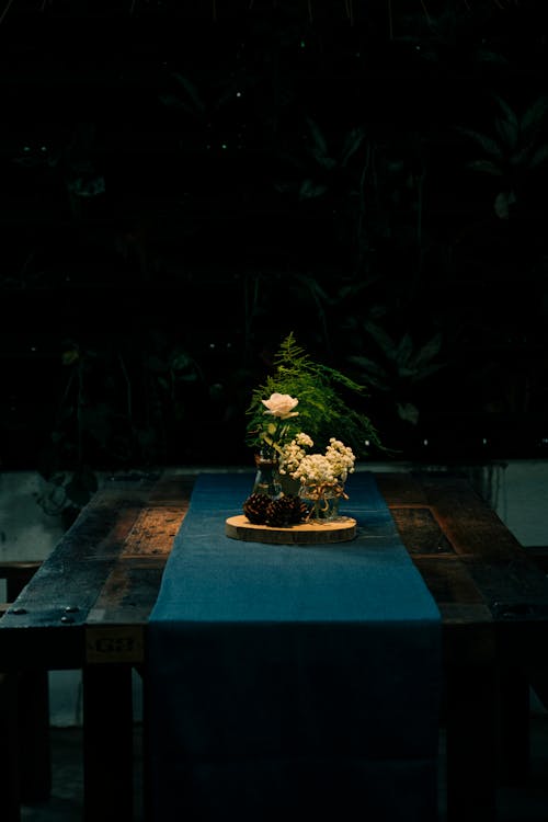 Безкоштовне стокове фото на тему «вертикальні постріл, дерев’яний стіл, квіти»