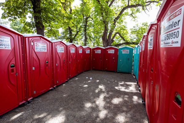 Fila de baños portátiles para eventos