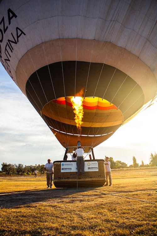 Foto profissional grátis de aventura, balão de ar quente, campina