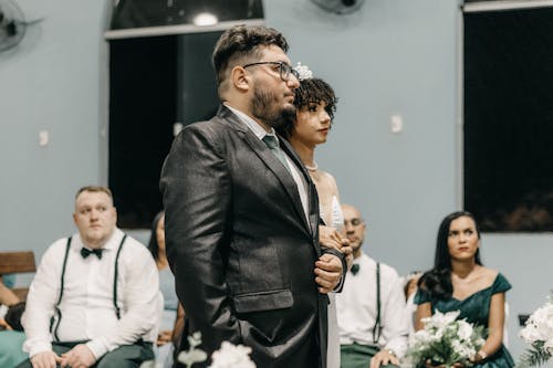 Foto profissional grátis de capela, casamento, de pé
