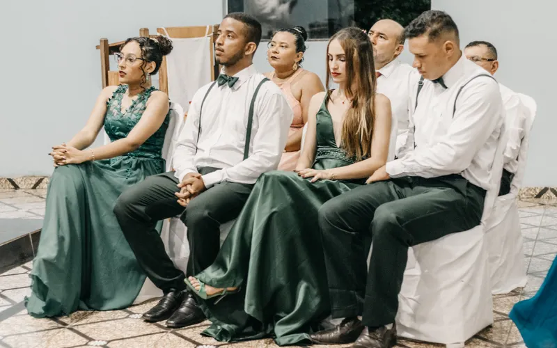 padrino probándose traje formal complementos corbata