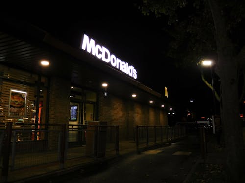 Fotobanka s bezplatnými fotkami na tému blikajúce svetlá, Londýn, McDonalds