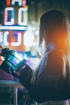 一名女子手持灯笼，在五彩斑斓的夜色中，营造出迷人的氛围