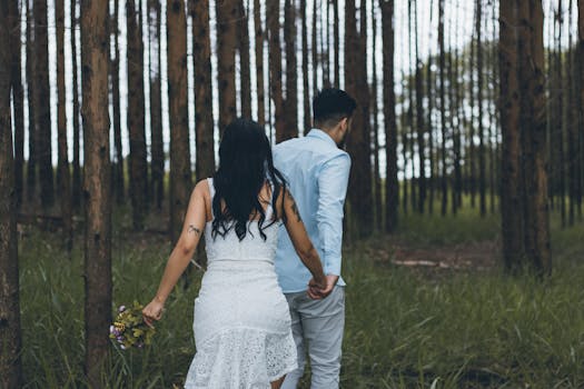 一对夫妇手牵着手，走在宁静的森林里