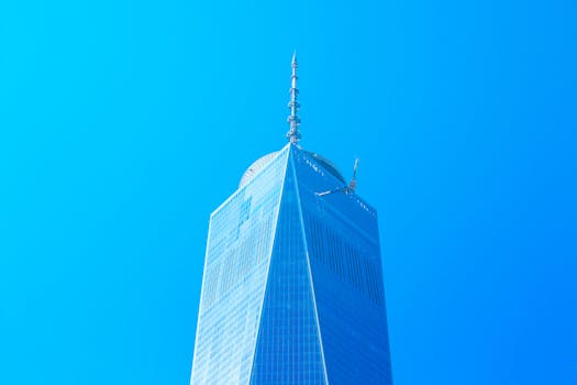 纽约市世贸中心一号高耸入云，在蓝天下令人惊叹