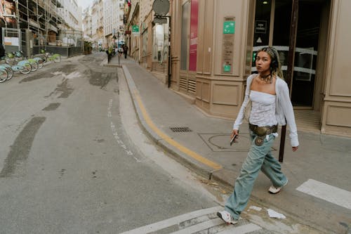 geçiş, Kadın, kasaba içeren Ücretsiz stok fotoğraf