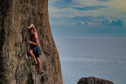 Fotos de stock gratuitas de acantilado, alpinismo, alpinista