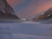 宁静的冬季景观中，雾蒙蒙的山脉与黎明时分的宁静天空相映成趣