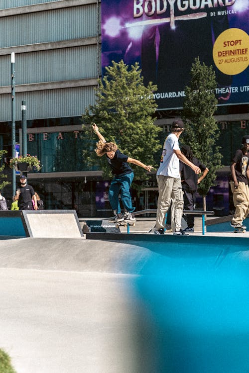 Immagine gratuita di città, divertimento, fare skateboard