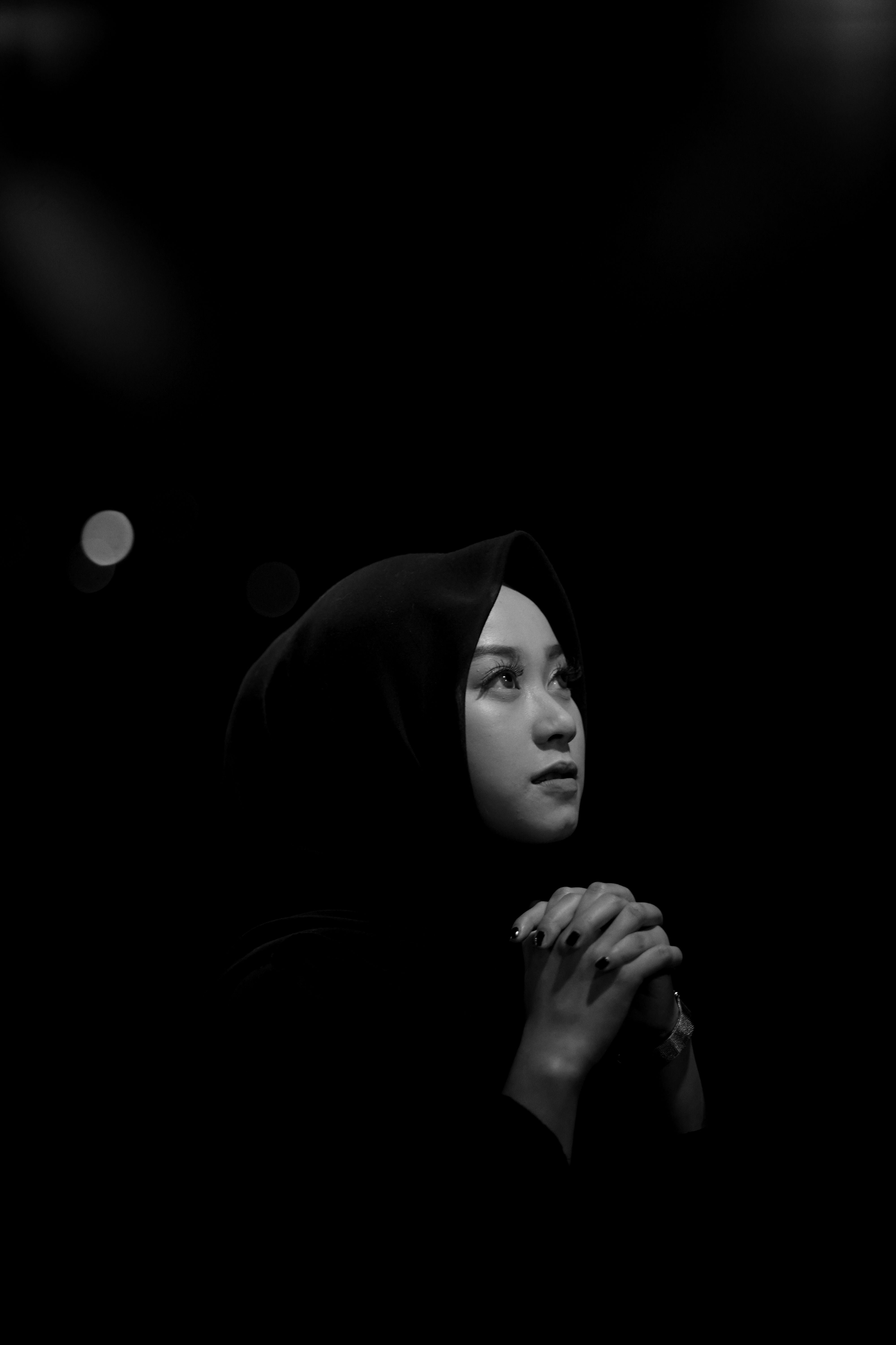 Woman in Hijab in Black and White · Free Stock Photo