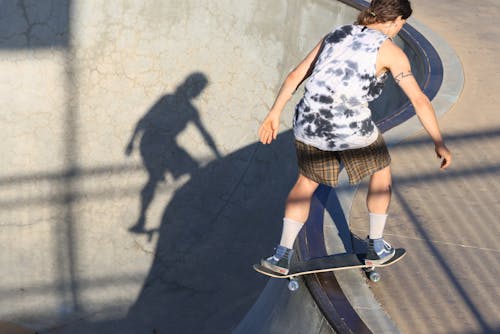 Immagine gratuita di canottiera, fare skateboard, illuminata dal sole