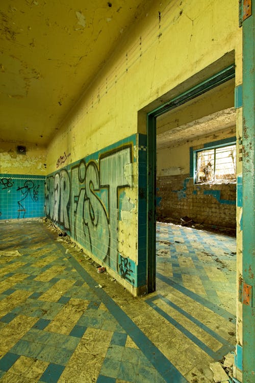 Kostenloses Stock Foto zu beschädigt, gebäude, graffiti