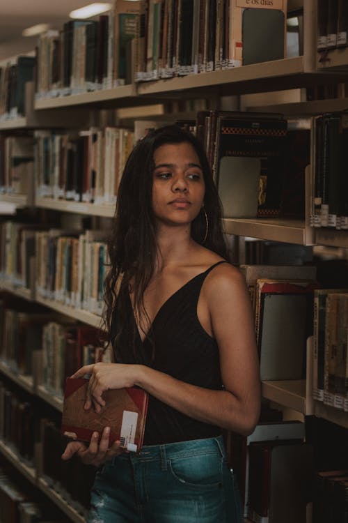 Mulher De Blusa Preta Segurando Um Livro