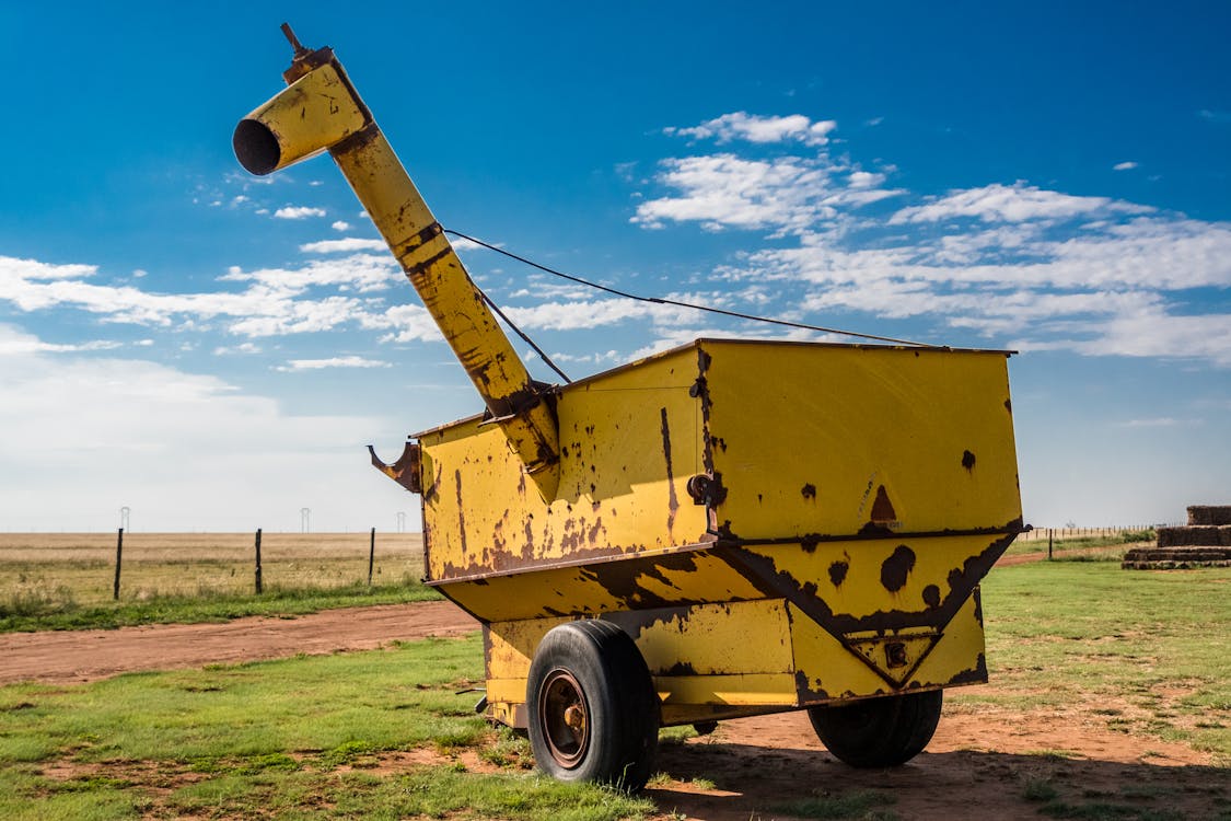 Foto profissional grátis de campo agrícola, chácara, equipamentos agrícolas