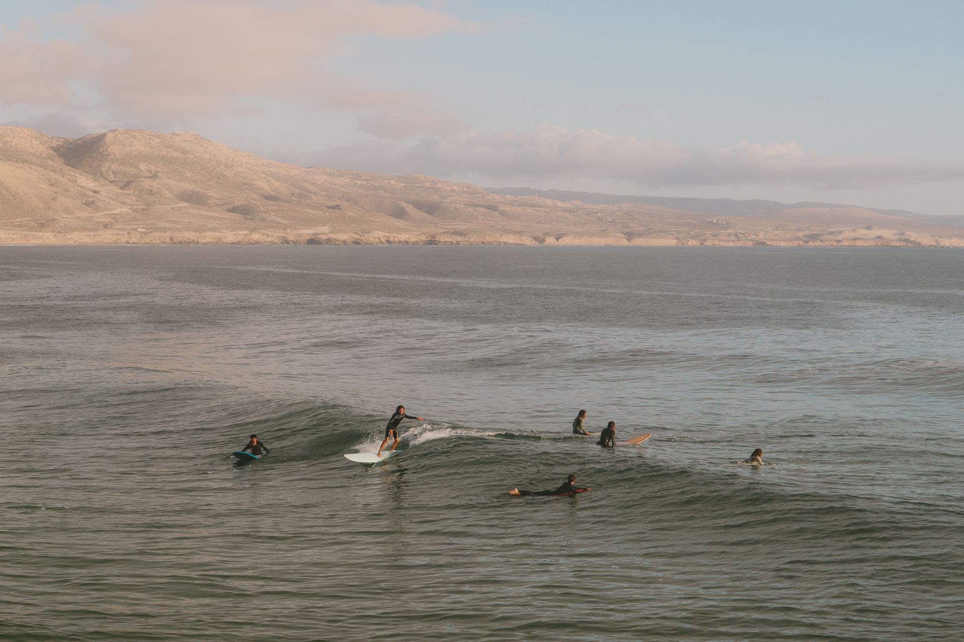 Skaters aan de oceaan in Marokko