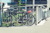 在意大利阳光明媚的布鲁内克，两辆老式自行车优雅地停在金属栏杆旁