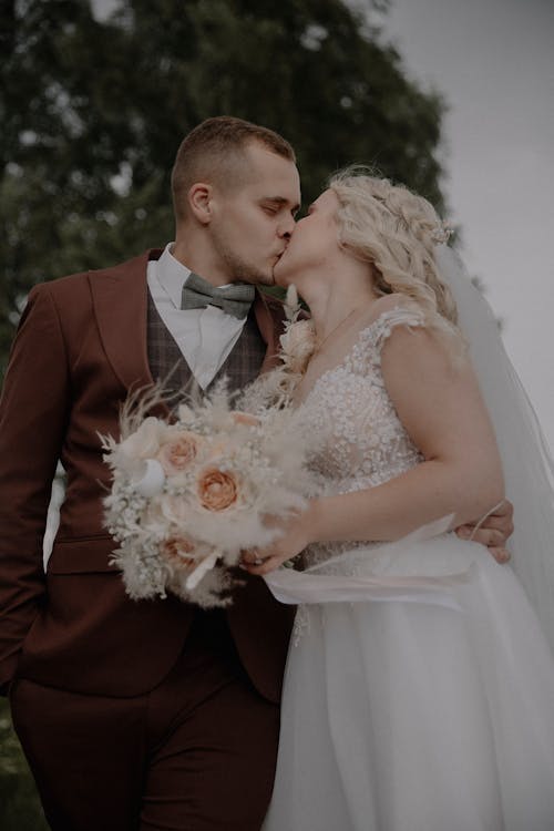 Fotos de stock gratuitas de amor, besando, fotografía de boda
