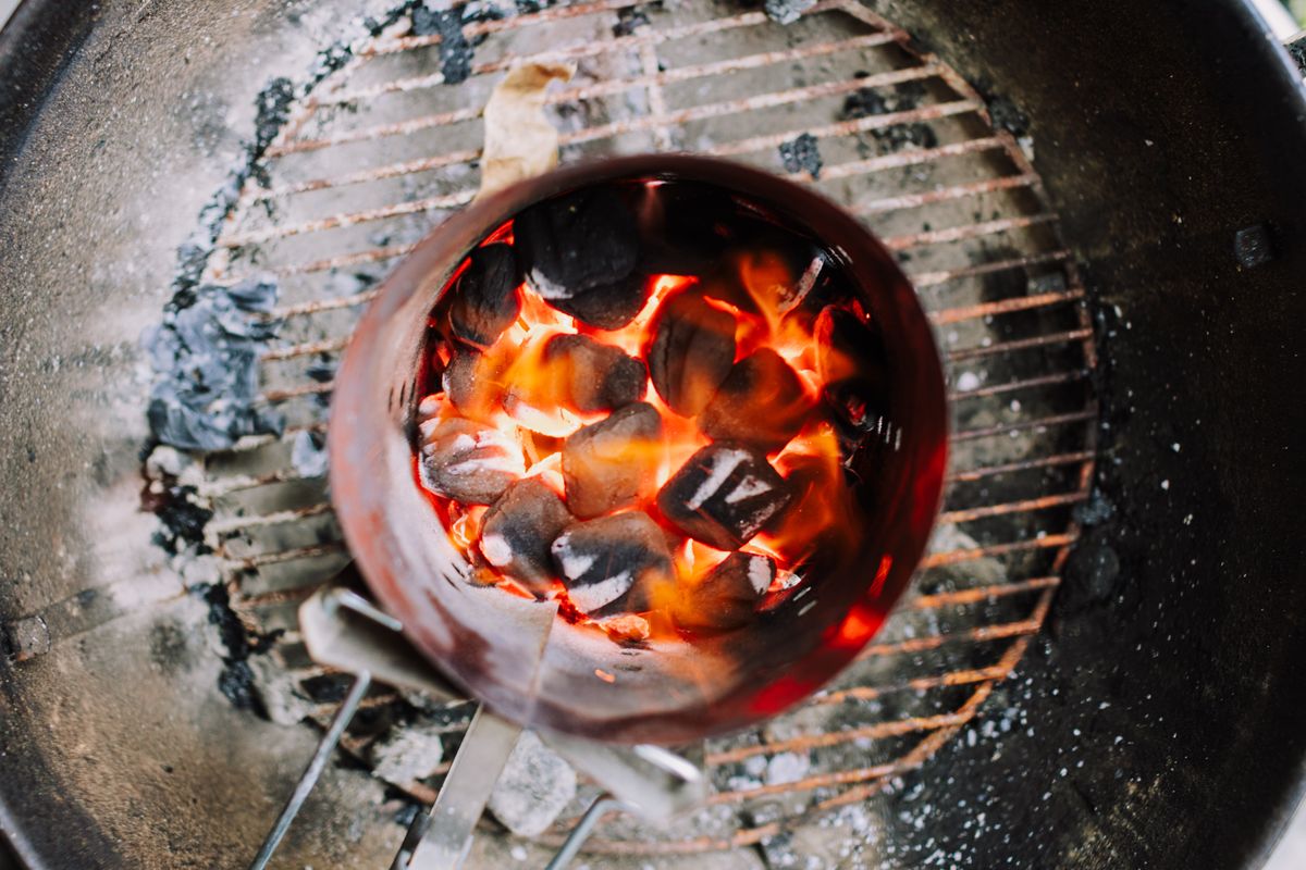 Glühende Kohlebriketts auf dem Grill