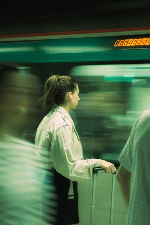 Foto profissional grátis de movimento borrado, mulher, plataforma da estação ferroviária